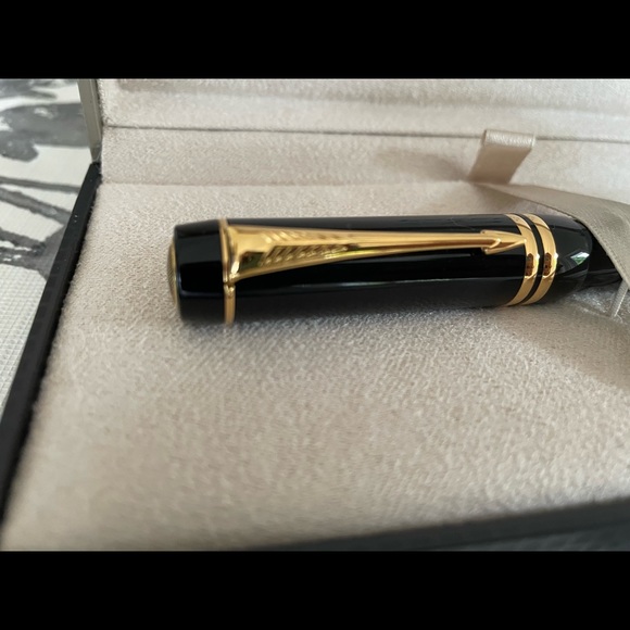 Parker Duofold Black and Gold Rollerball Pen - Picture 3 of 6